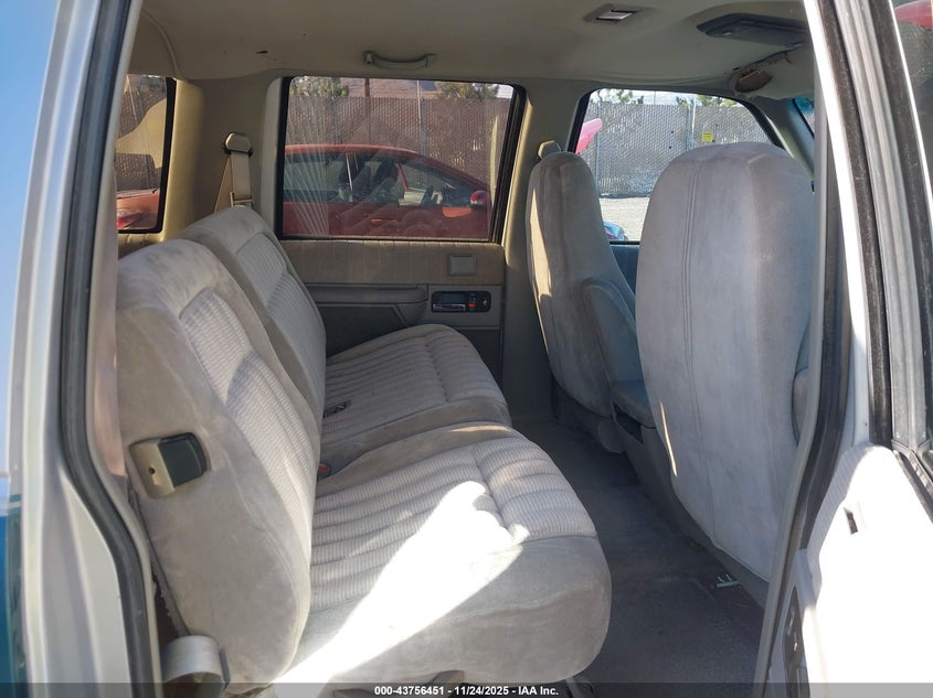 1993 GMC Suburban C1500 VIN: 1GKEC16K5PJ705896 Lot: 43756451