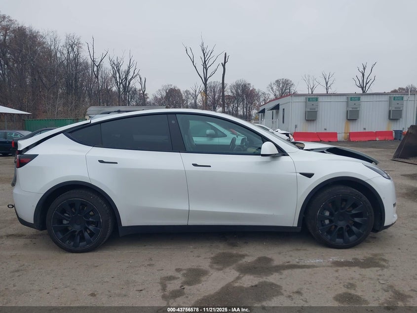 2022 Tesla Model Y Long Range Dual Motor All-Wheel Drive VIN: 7SAYGDEE0NF356762 Lot: 43756578