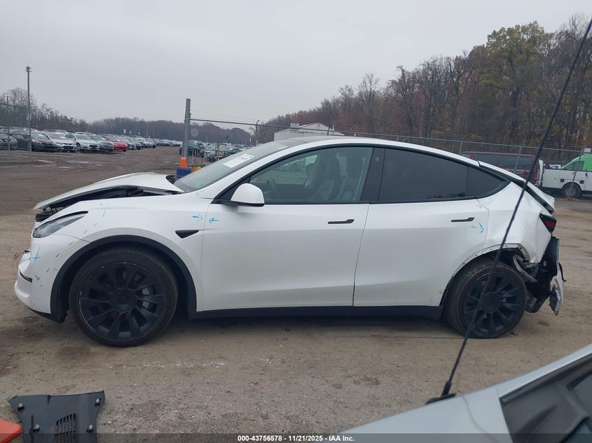 2022 Tesla Model Y Long Range Dual Motor All-Wheel Drive VIN: 7SAYGDEE0NF356762 Lot: 43756578