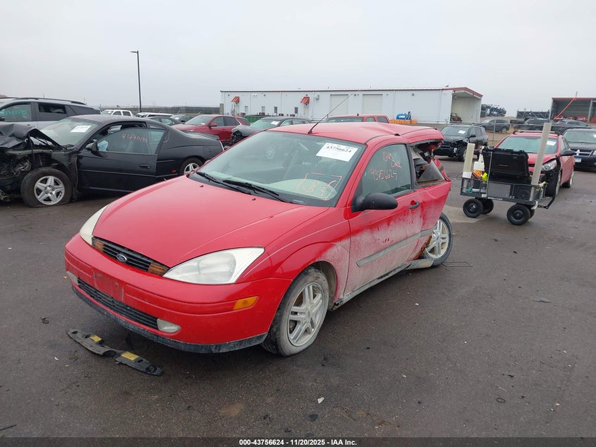 3FAFP3133YR125933 2000 FORD FOCUS photo no. 2