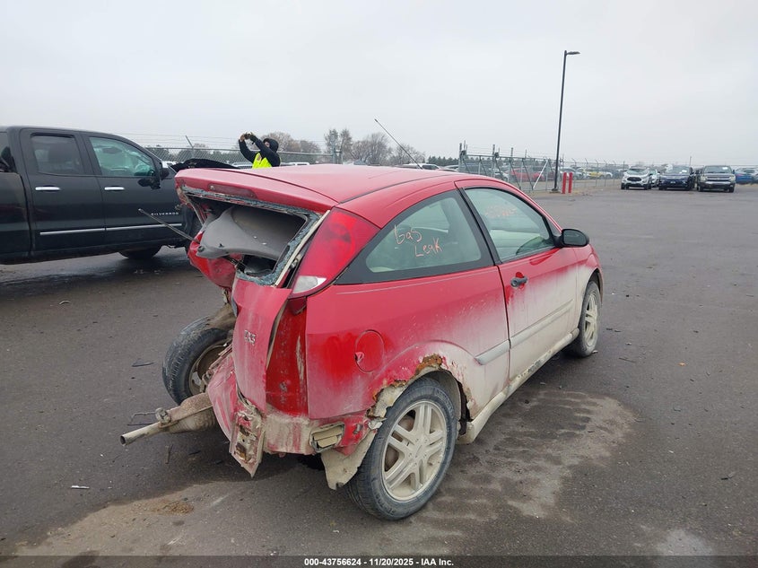 3FAFP3133YR125933 2000 FORD FOCUS photo no. 4