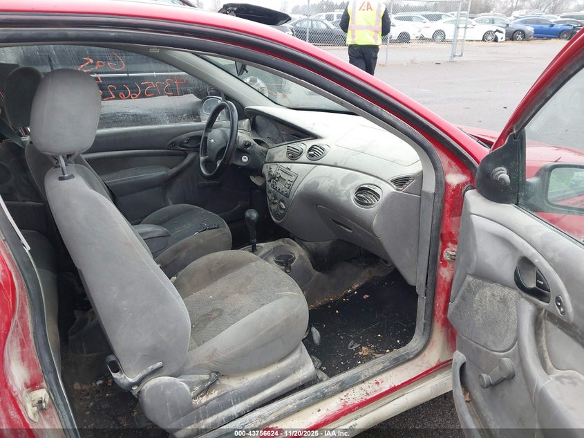 3FAFP3133YR125933 2000 FORD FOCUS photo no. 5
