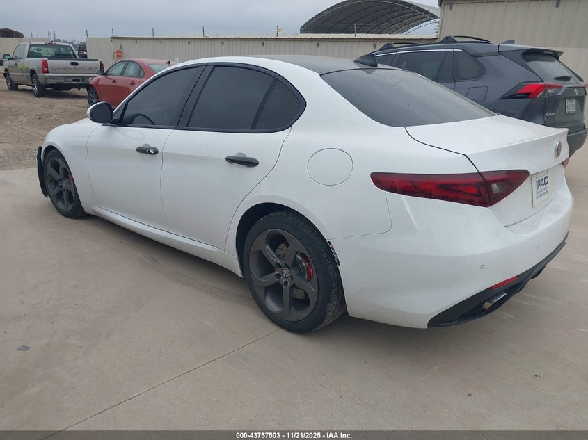2017 Alfa Romeo Giulia - вигляд 3
