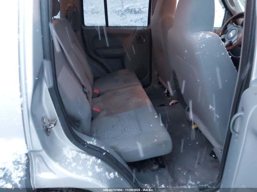 2005 Jeep Liberty Sport VIN: 1J4GL48K15W504638 Lot: 43757684