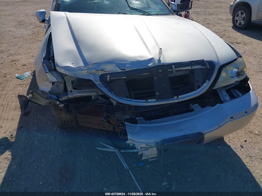 2007 Lincoln Town Car Signature Limited VIN: 1LNHM82W57Y636945 Lot: 43758024