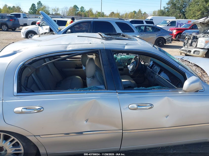 2007 Lincoln Town Car Signature Limited VIN: 1LNHM82W57Y636945 Lot: 43758024