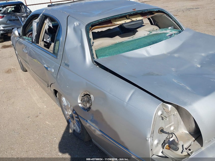 2007 Lincoln Town Car Signature Limited VIN: 1LNHM82W57Y636945 Lot: 43758024