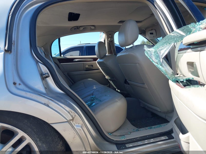 2007 Lincoln Town Car Signature Limited VIN: 1LNHM82W57Y636945 Lot: 43758024