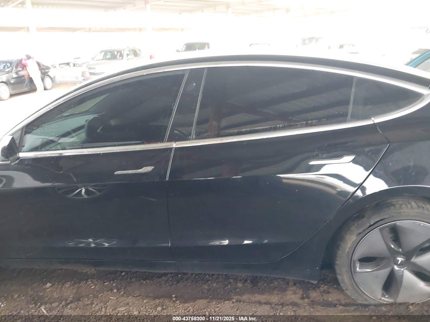 2018 Tesla Model 3 Long Range/Mid Range VIN: 5YJ3E1EA4JF122868 Lot: 43758300