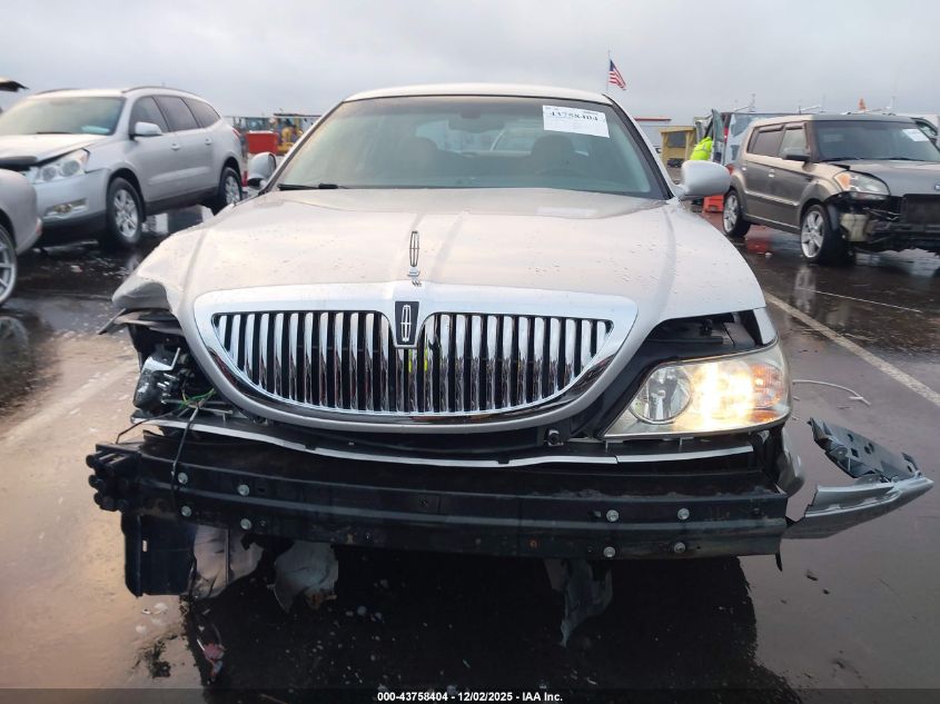 2005 Lincoln Town Car Signature VIN: 1LNHM81W35Y640684 Lot: 43758404