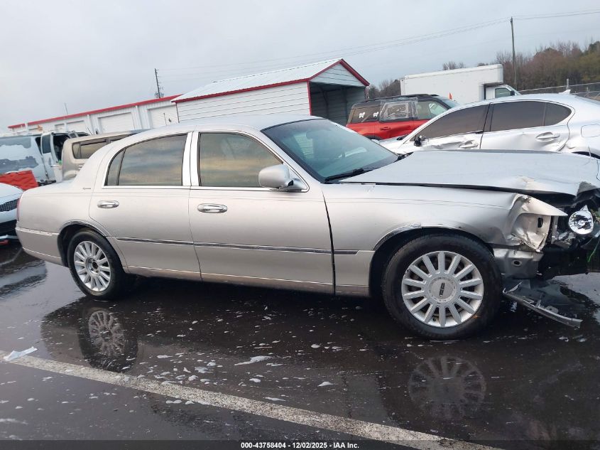 2005 Lincoln Town Car Signature VIN: 1LNHM81W35Y640684 Lot: 43758404
