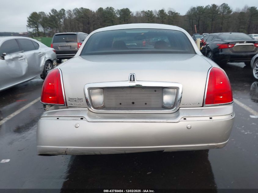 2005 Lincoln Town Car Signature VIN: 1LNHM81W35Y640684 Lot: 43758404