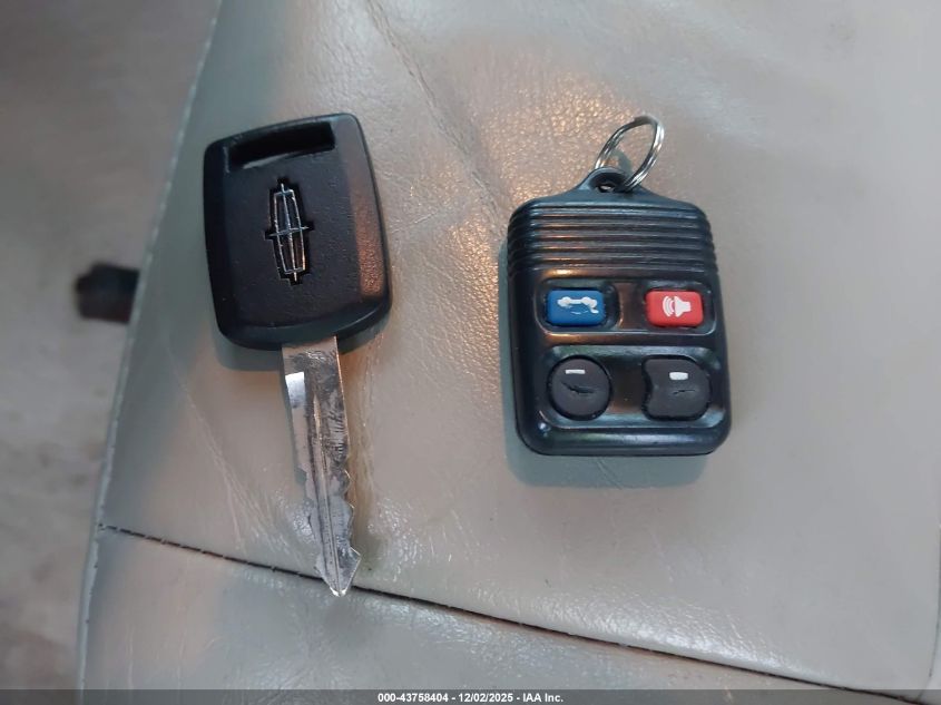 2005 Lincoln Town Car Signature VIN: 1LNHM81W35Y640684 Lot: 43758404