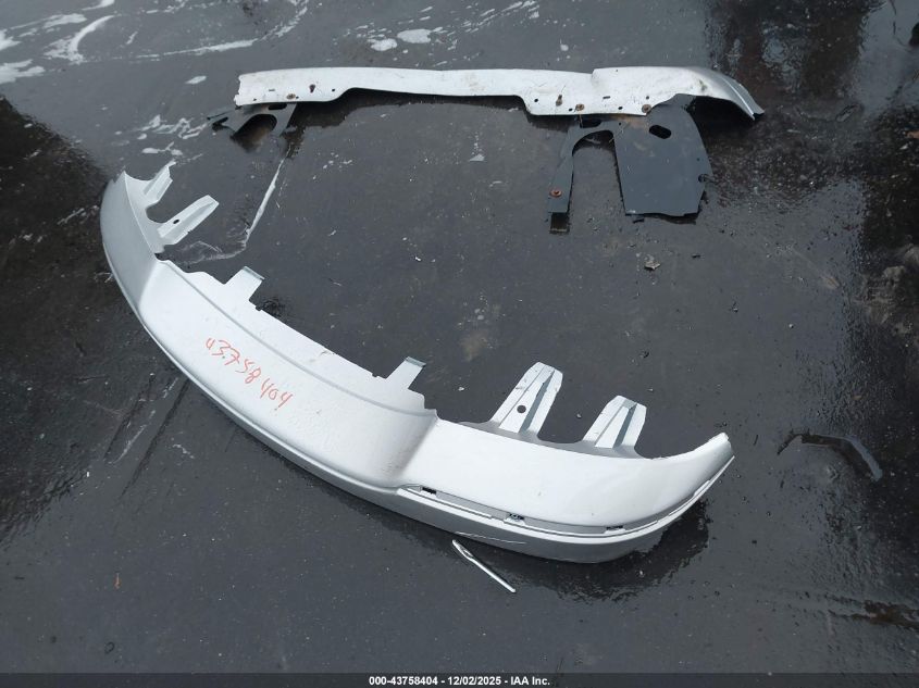 2005 Lincoln Town Car Signature VIN: 1LNHM81W35Y640684 Lot: 43758404