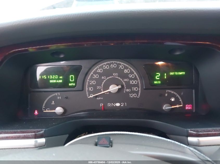 2005 Lincoln Town Car Signature VIN: 1LNHM81W35Y640684 Lot: 43758404