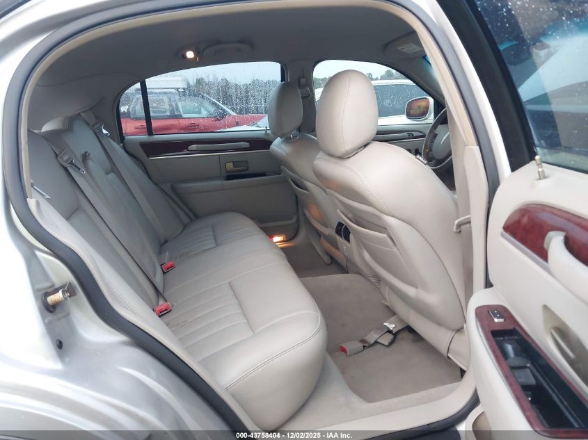 2005 Lincoln Town Car Signature VIN: 1LNHM81W35Y640684 Lot: 43758404