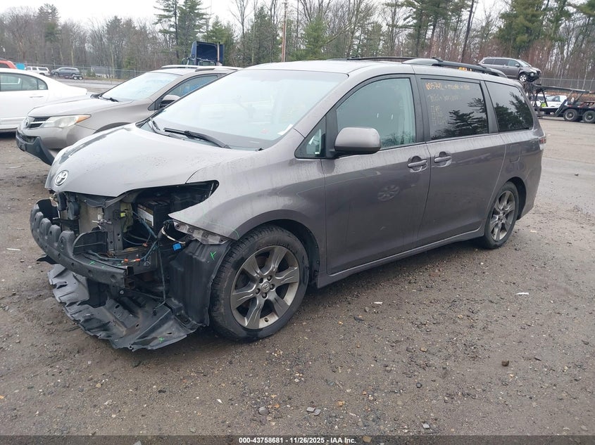 5TDXK3DC7BS131389 2011 TOYOTA SIENNA photo no. 2