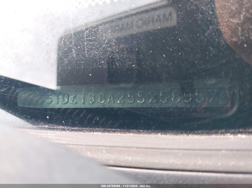 2005 Toyota Sequoia Limited V8 VIN: 5TDZT38A25S258957 Lot: 43759396