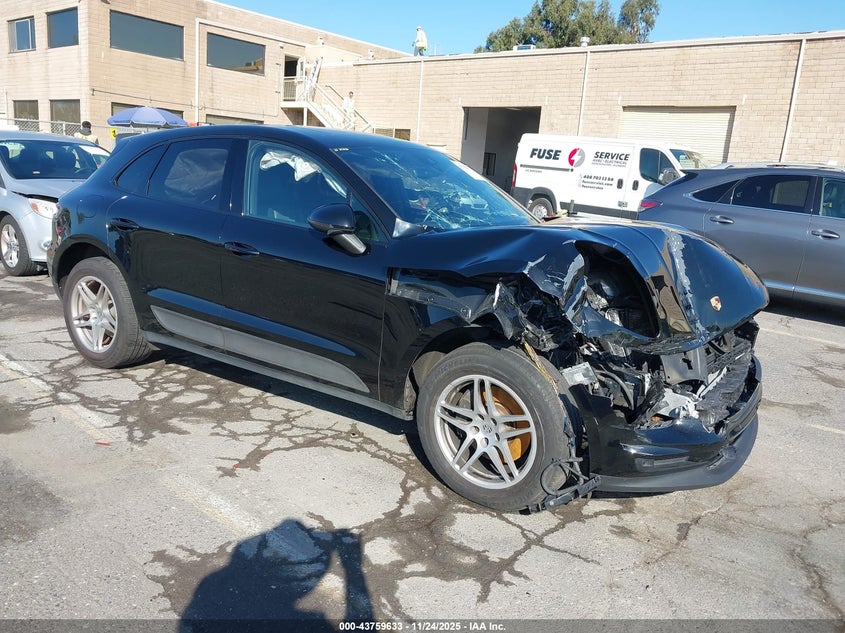 PORSCHE MACAN