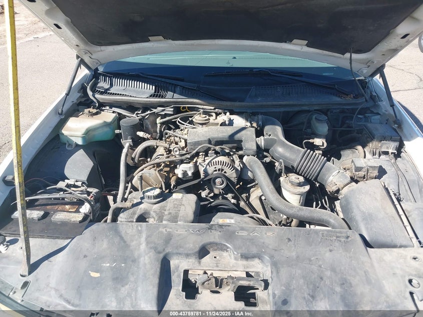 2002 Lincoln Town Car Signature VIN: 1LNHM82W32Y653753 Lot: 43759781