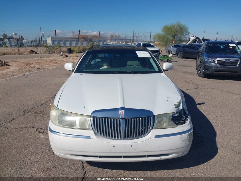 2002 Lincoln Town Car Signature VIN: 1LNHM82W32Y653753 Lot: 43759781