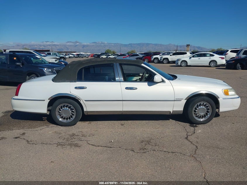 2002 Lincoln Town Car Signature VIN: 1LNHM82W32Y653753 Lot: 43759781