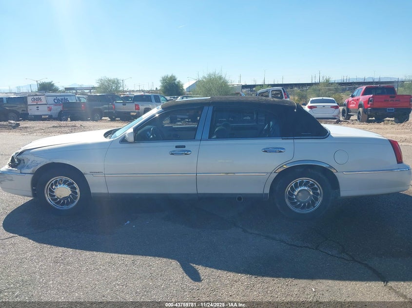 2002 Lincoln Town Car Signature VIN: 1LNHM82W32Y653753 Lot: 43759781