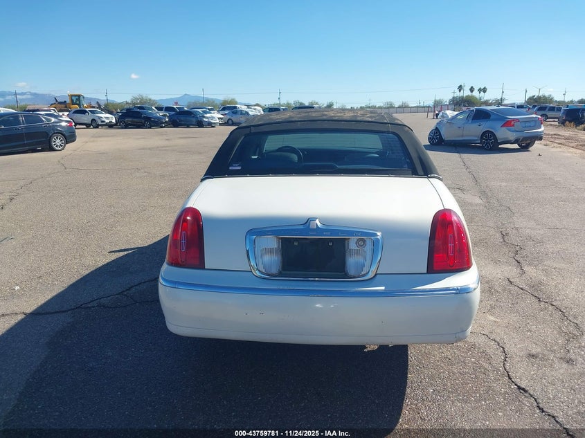 2002 Lincoln Town Car Signature VIN: 1LNHM82W32Y653753 Lot: 43759781