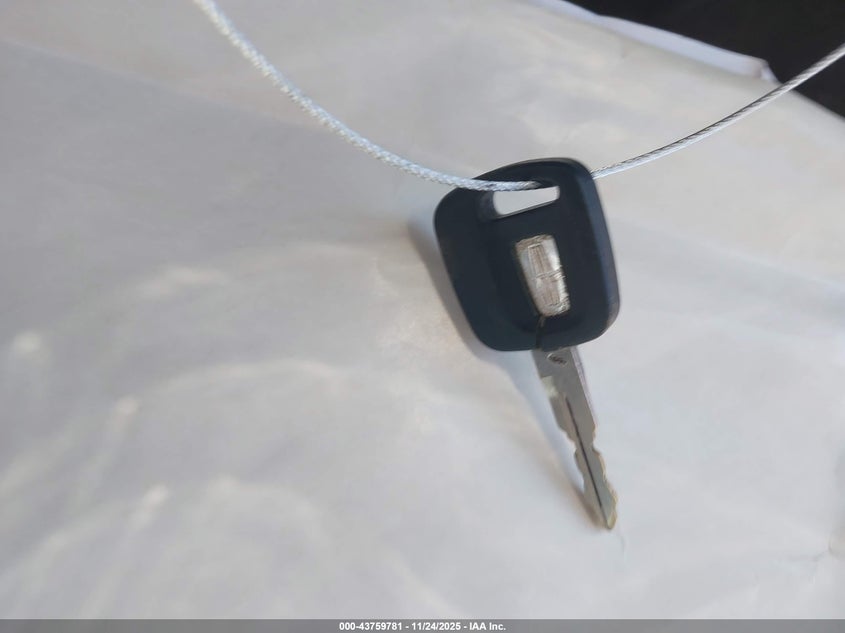 2002 Lincoln Town Car Signature VIN: 1LNHM82W32Y653753 Lot: 43759781