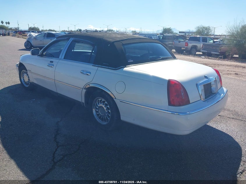 2002 Lincoln Town Car Signature 1LNHM82W32Y653753 photo #4