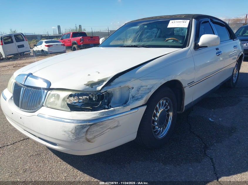 2002 Lincoln Town Car Signature VIN: 1LNHM82W32Y653753 Lot: 43759781