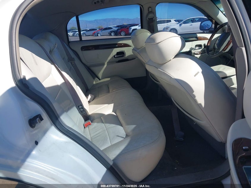 2002 Lincoln Town Car Signature VIN: 1LNHM82W32Y653753 Lot: 43759781