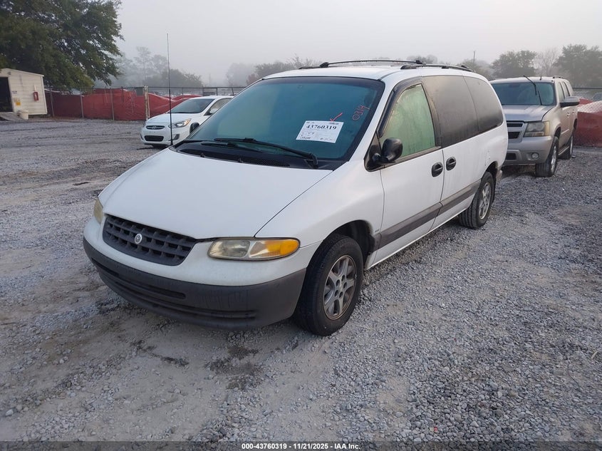 1P4GP44R5TB194006 1996 PLYMOUTH VOYAGER photo no. 2