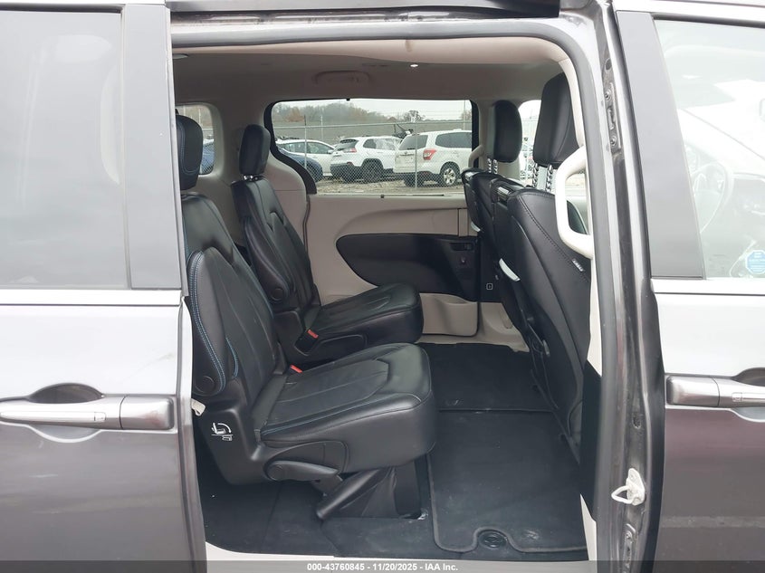 2021 Chrysler Pacifica Touring L VIN: 2C4RC1BG1MR575685 Lot: 43760845