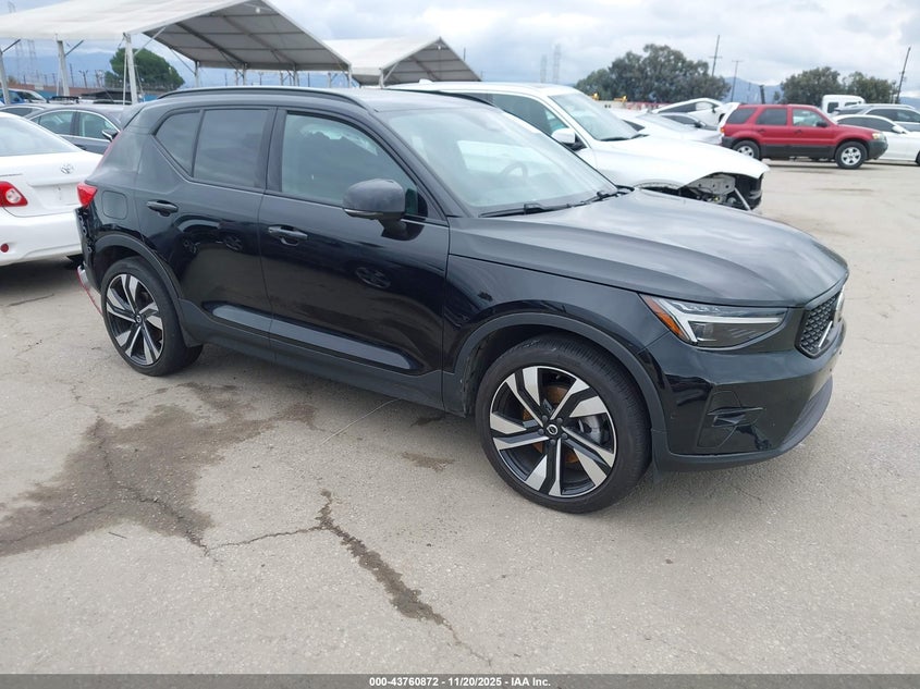 VOLVO XC40 B5 ULTIMATE DARK THEME
