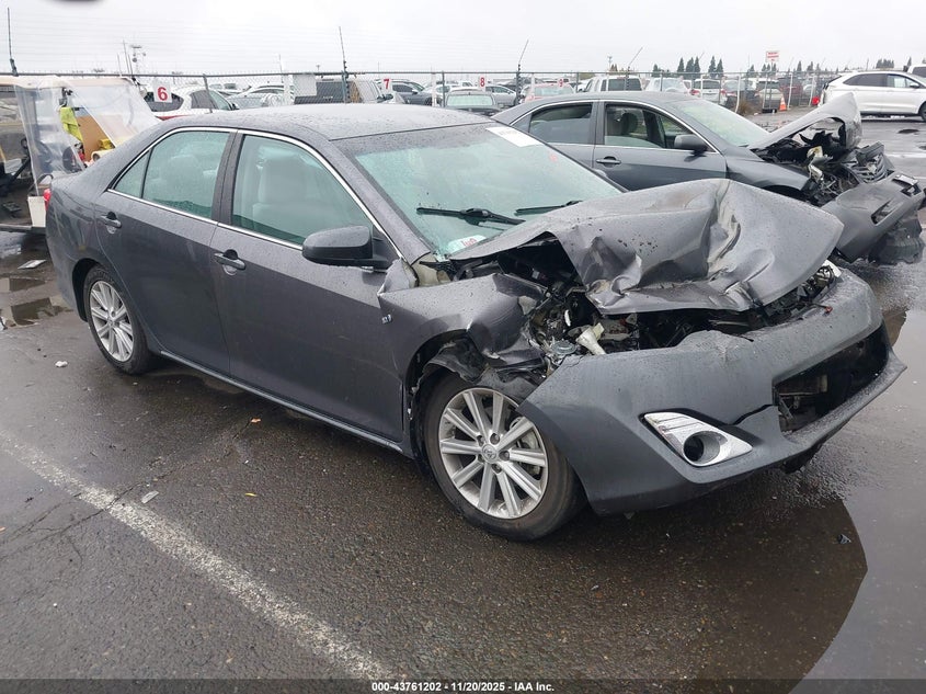 TOYOTA CAMRY HYBRID XLE