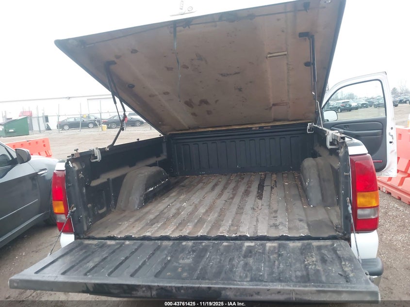 2000 GMC Sierra 1500 Sl VIN: 1GTEK14V3YZ261223 Lot: 43761425