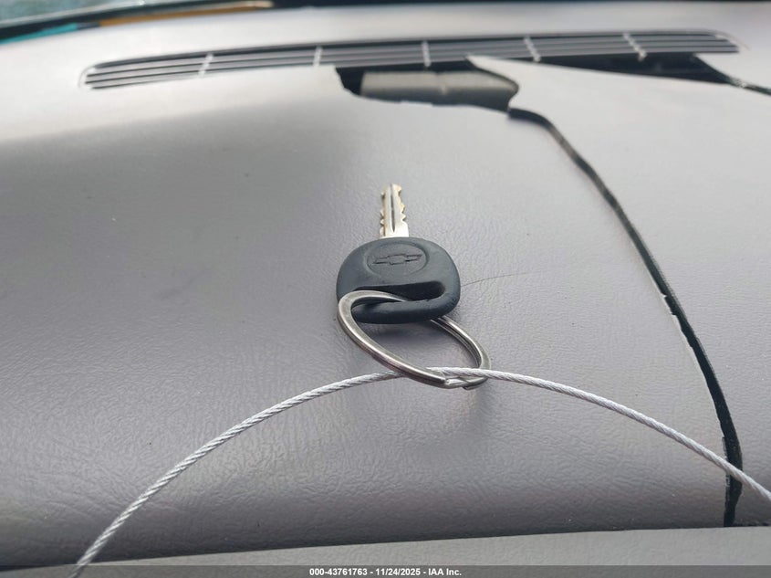 2001 Chevrolet Tahoe Ls VIN: 1GNEC13T51R100768 Lot: 43761763