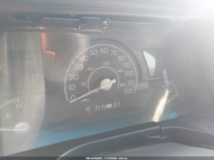 2005 Lincoln Town Car Signature VIN: 1LNHM81W35Y617339 Lot: 43743377