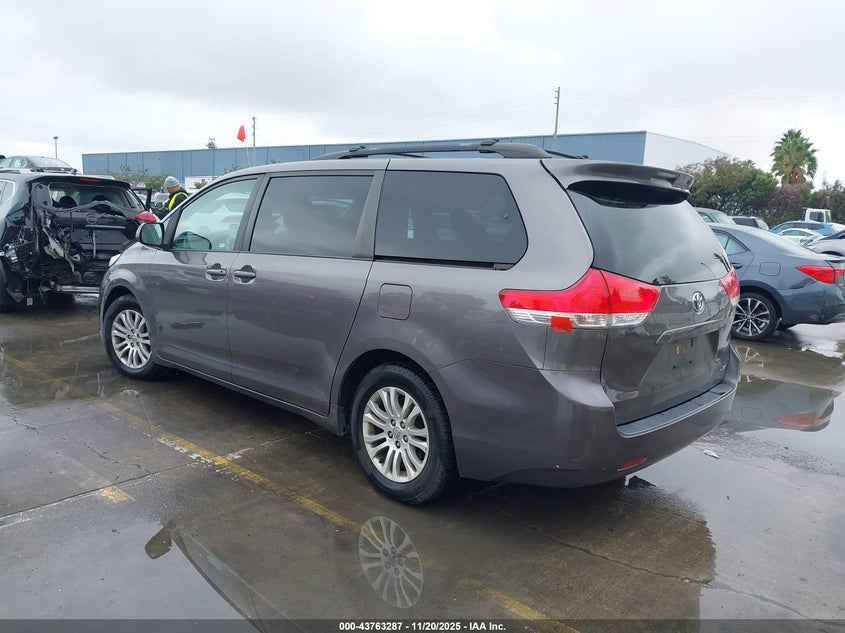 5TDYK3DC3ES456050 2014 TOYOTA SIENNA photo no. 3
