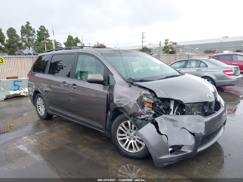 5TDYK3DC3ES456050 2014 TOYOTA SIENNA photo no. 6