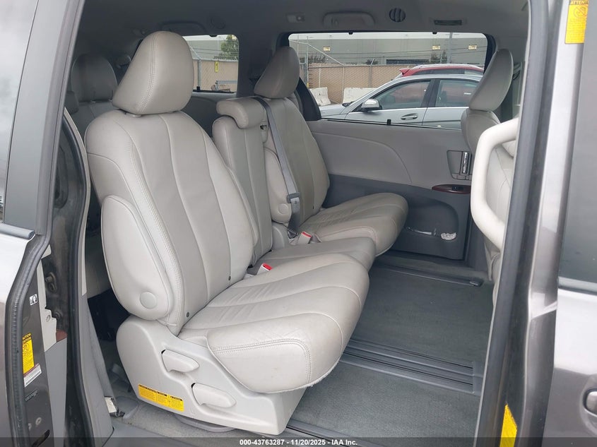 5TDYK3DC3ES456050 2014 TOYOTA SIENNA photo no. 8