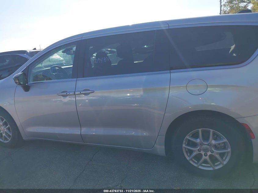 2024 Chrysler Pacifica Touring L VIN: 2C4RC1BG2RR165288 Lot: 43763733