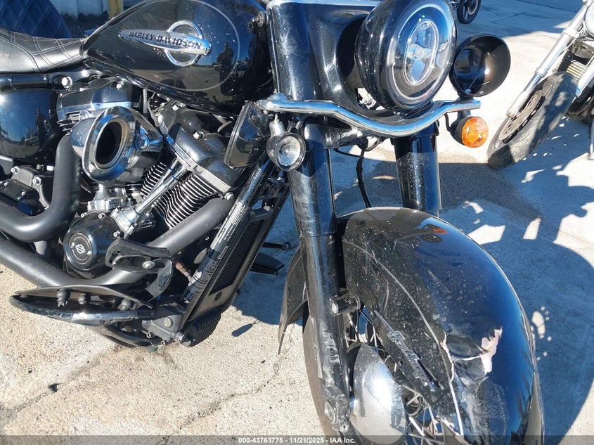 2018 Harley-Davidson Flhcs Heritage Classic 114 VIN: 1HD1YBK35JC076649 Lot: 43763775