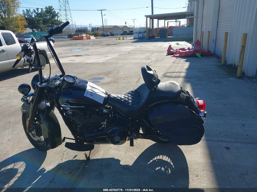 2018 Harley-Davidson Flhcs Heritage Classic 114 VIN: 1HD1YBK35JC076649 Lot: 43763775