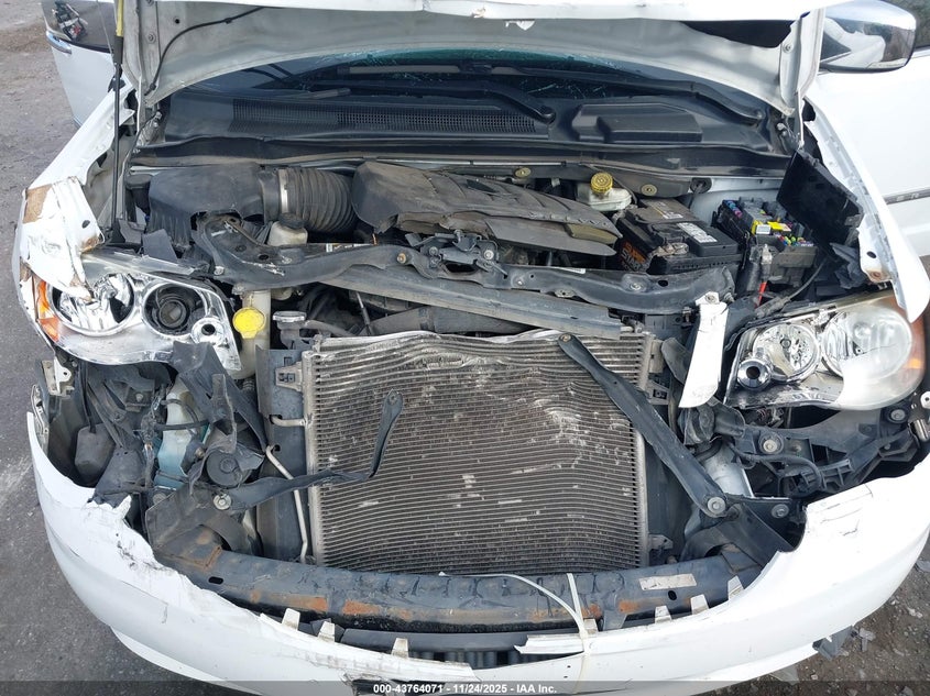 2014 Chrysler Town & Country Touring-L VIN: 2C4RC1CG7ER425757 Lot: 43764071