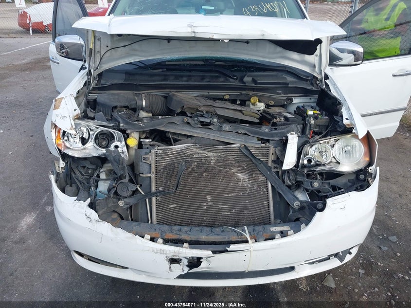 2014 Chrysler Town & Country Touring-L VIN: 2C4RC1CG7ER425757 Lot: 43764071