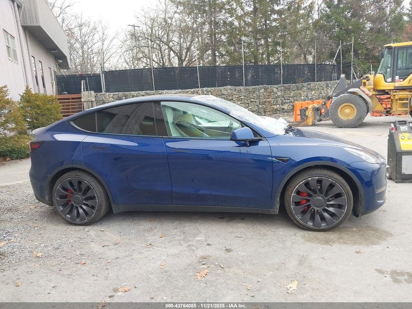 2022 Tesla Model Y Performance Dual Motor All-Wheel Drive VIN: 7SAYGDEFXNF375957 Lot: 43764085