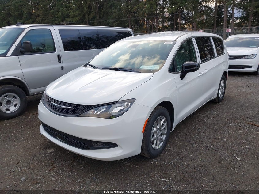 2C4RC1CGXTR173273 2026 CHRYSLER VOYAGER photo no. 2