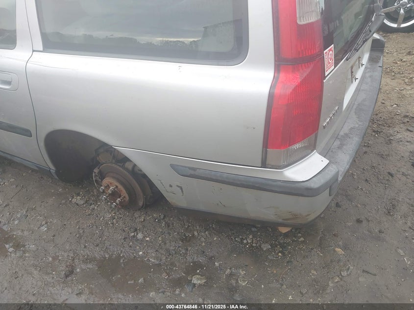 2002 Volvo V70 2.4 VIN: YV1SW61R822235240 Lot: 43764846